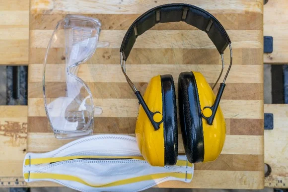 Gehörschutz, Schutzbrille und Atemschutzmaske